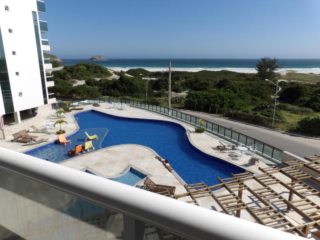 vistas a la piscina desde el balcón de un complejo en Arraial do Cabo, en Arraial do Cabo