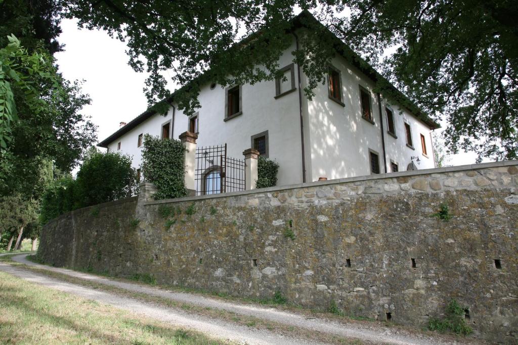 een huis bovenop een stenen muur bij Le Rose al Nibbio in Toscana in Reggello