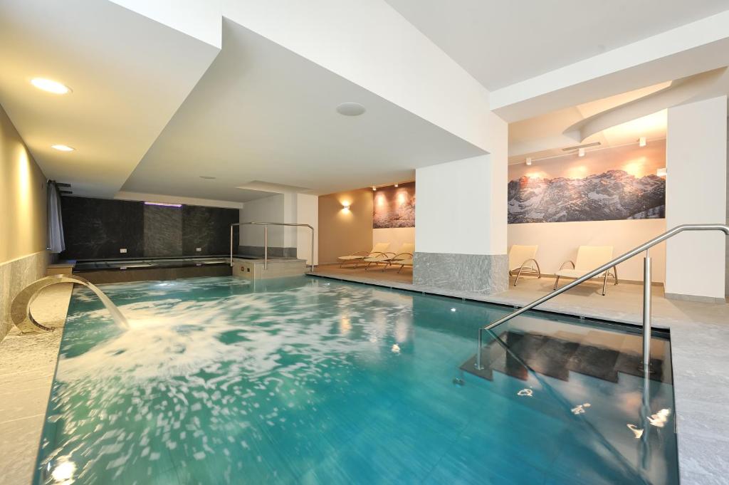 Bazén v ubytování Hotel Crozzon nebo v jeho okolí