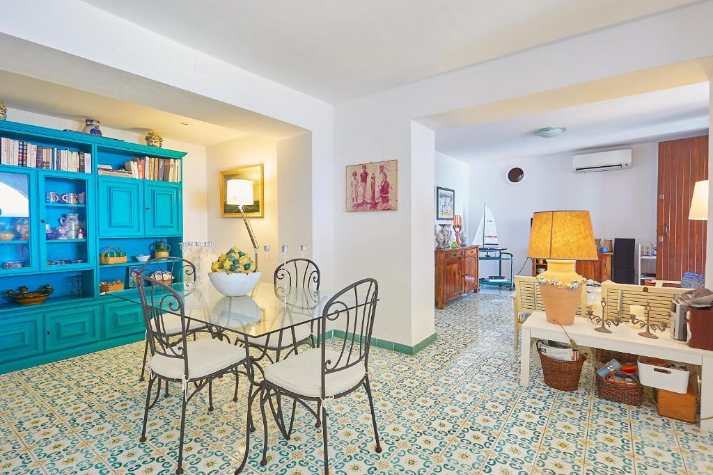 une salle à manger avec une table et des chaises en verre dans l'établissement Villa Majus, à Porticello