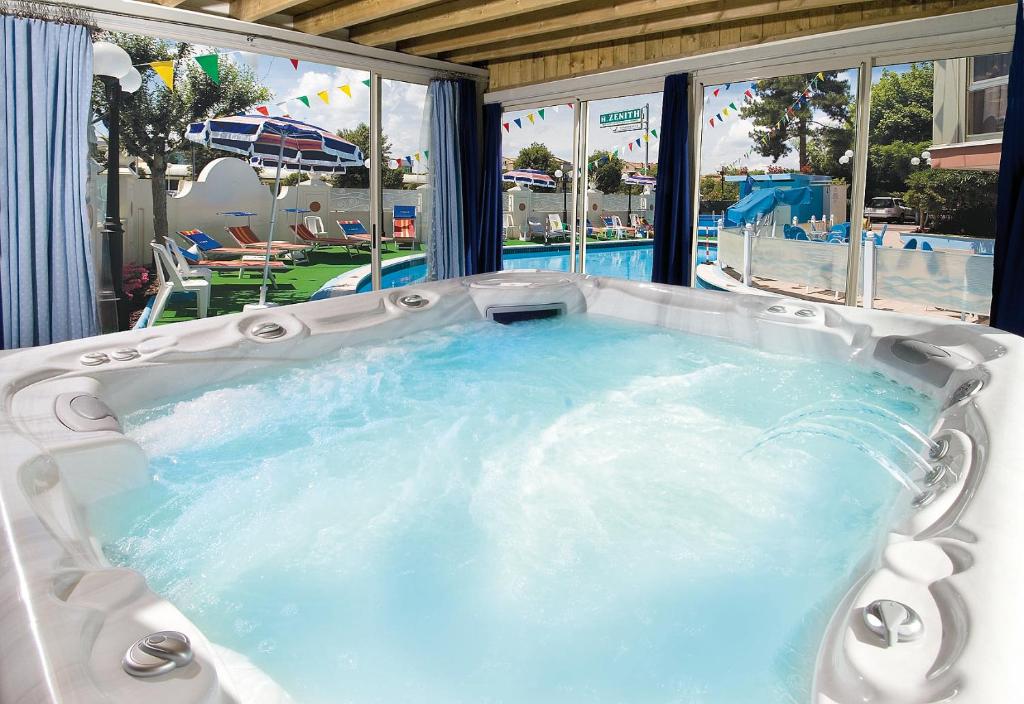 Bazén v ubytování Hotel Zenith nebo v jeho okolí
