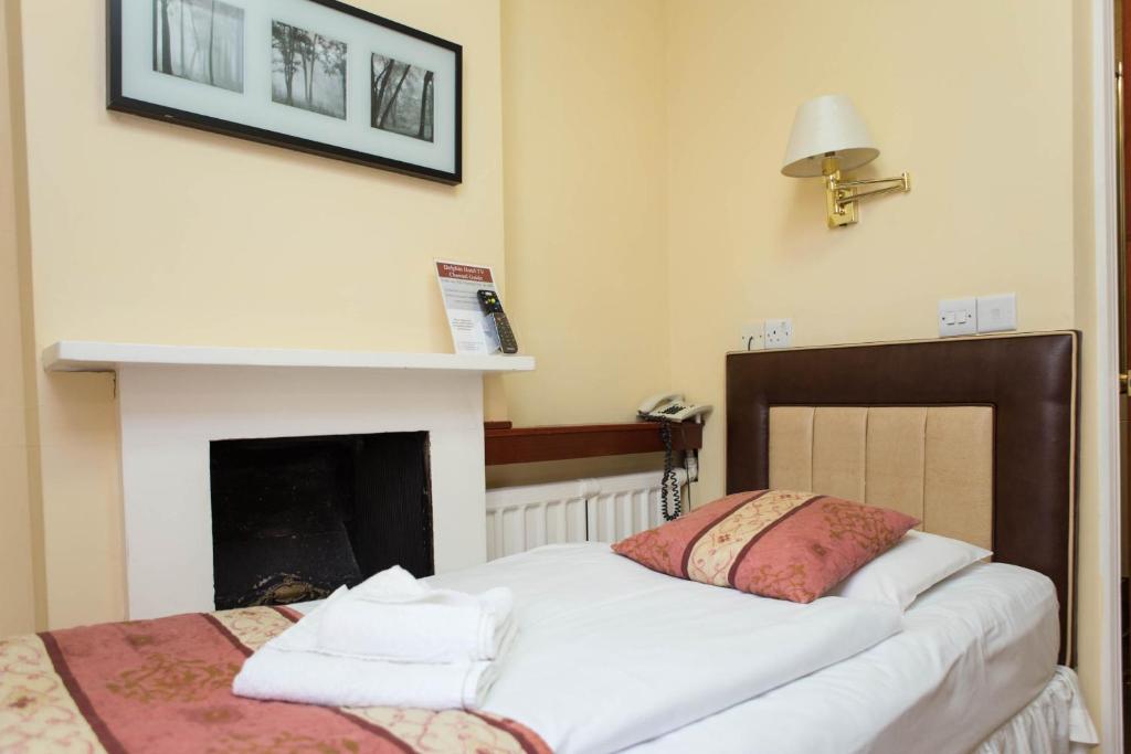 Postel nebo postele na pokoji v ubytování Dolphin Hotel