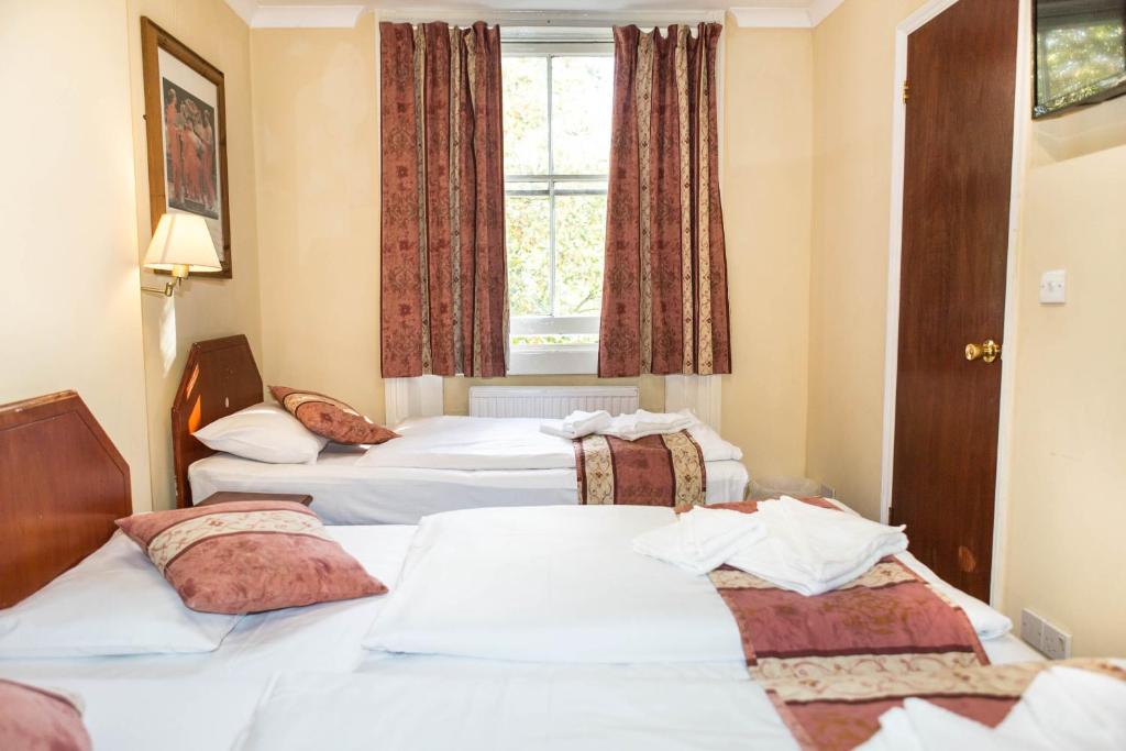 Postel nebo postele na pokoji v ubytování Dolphin Hotel