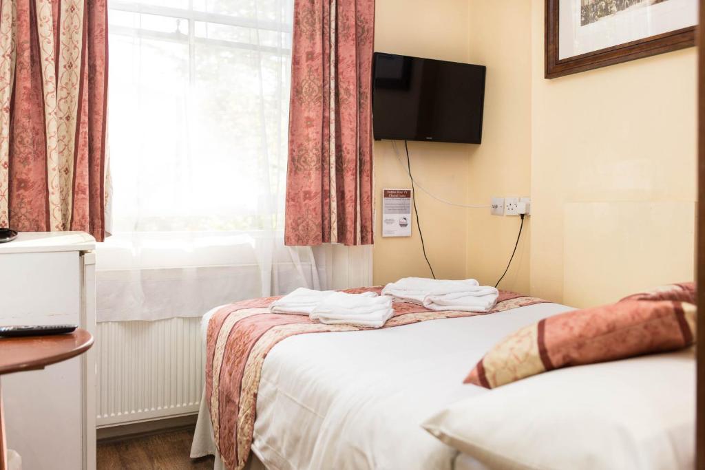 Postel nebo postele na pokoji v ubytování Dolphin Hotel