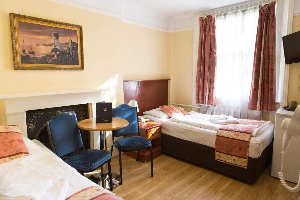 Postel nebo postele na pokoji v ubytování Dolphin Hotel