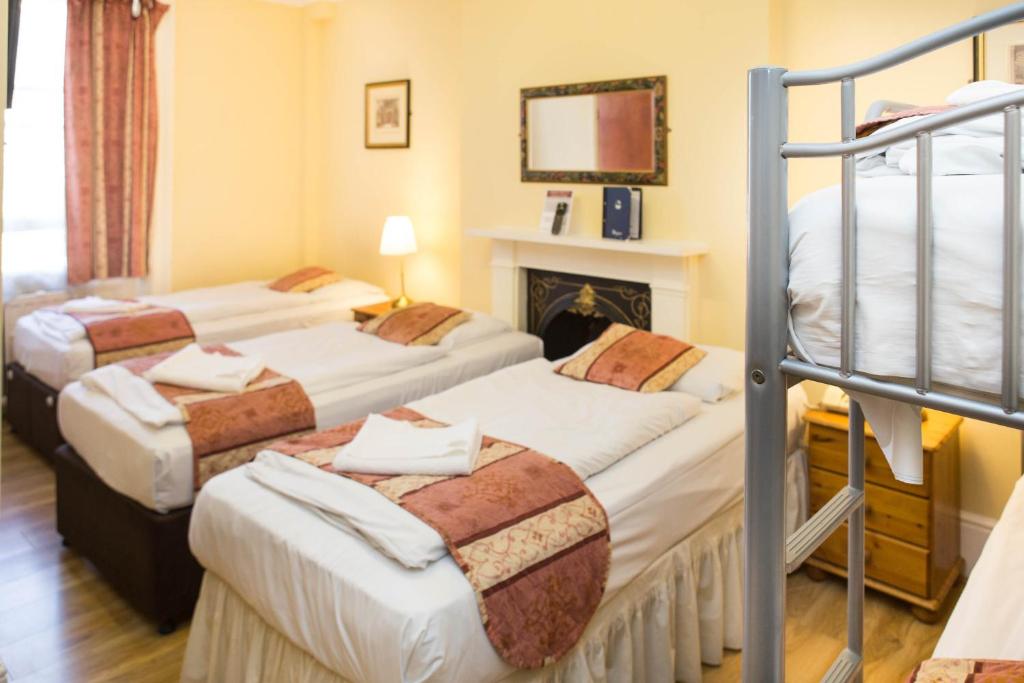 Postel nebo postele na pokoji v ubytování Dolphin Hotel