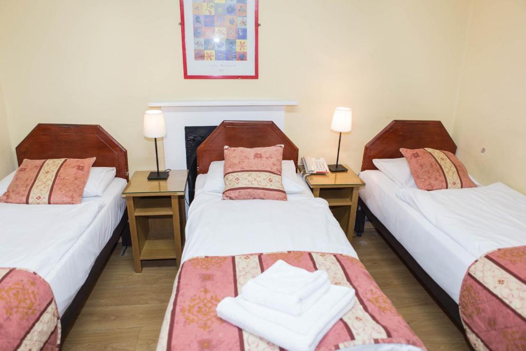 Postel nebo postele na pokoji v ubytování Shakespeare Hotel