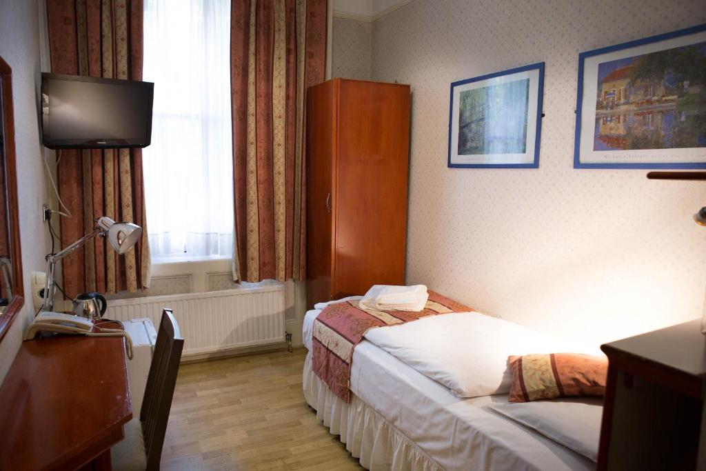 Postel nebo postele na pokoji v ubytování Shakespeare Hotel