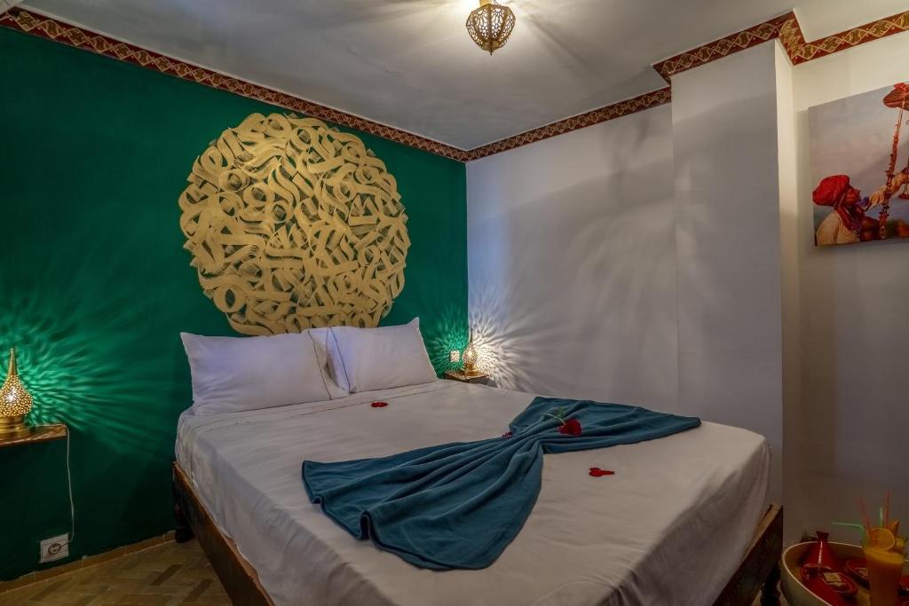 Postel nebo postele na pokoji v ubytování Riad Safran et Cannelle & Spa