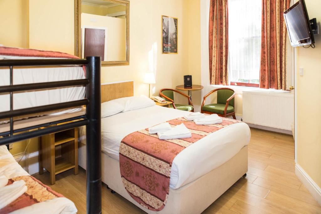Postel nebo postele na pokoji v ubytování Shakespeare Hotel