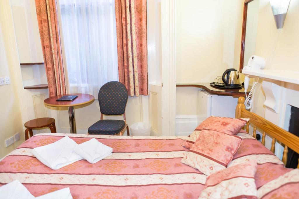 Postel nebo postele na pokoji v ubytování Shakespeare Hotel
