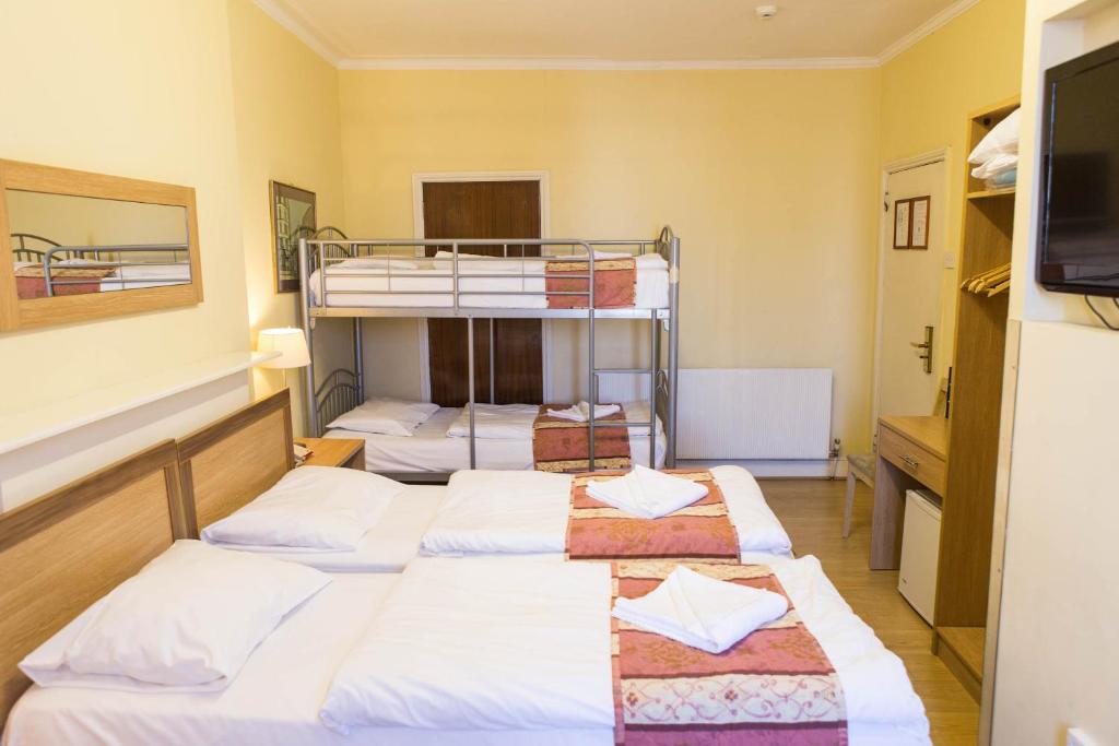 Postel nebo postele na pokoji v ubytování Shakespeare Hotel