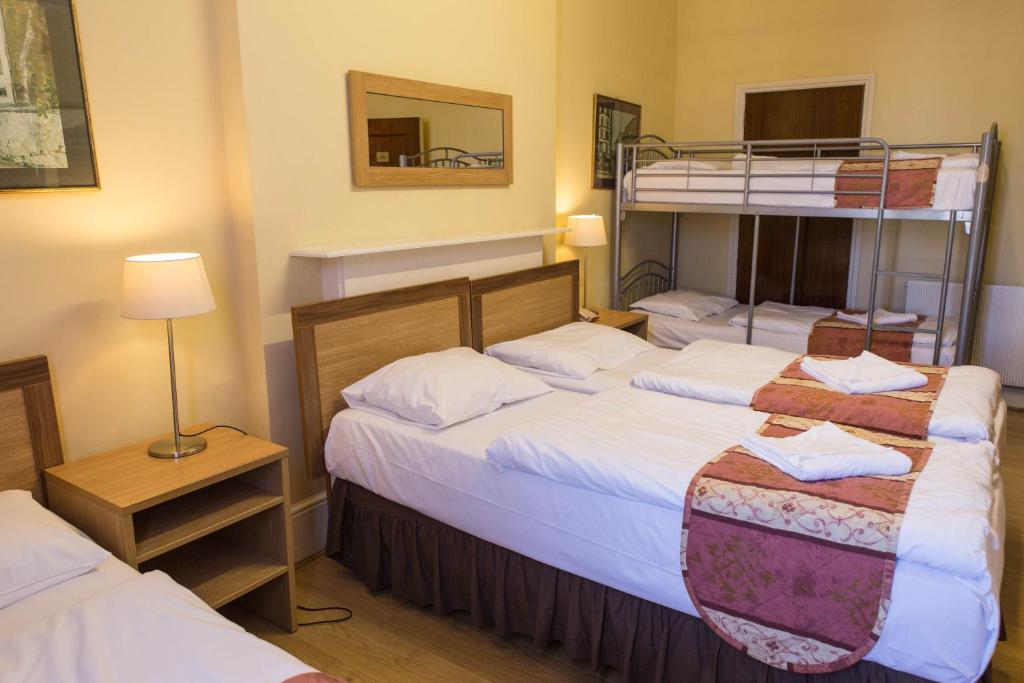 Postel nebo postele na pokoji v ubytování Shakespeare Hotel