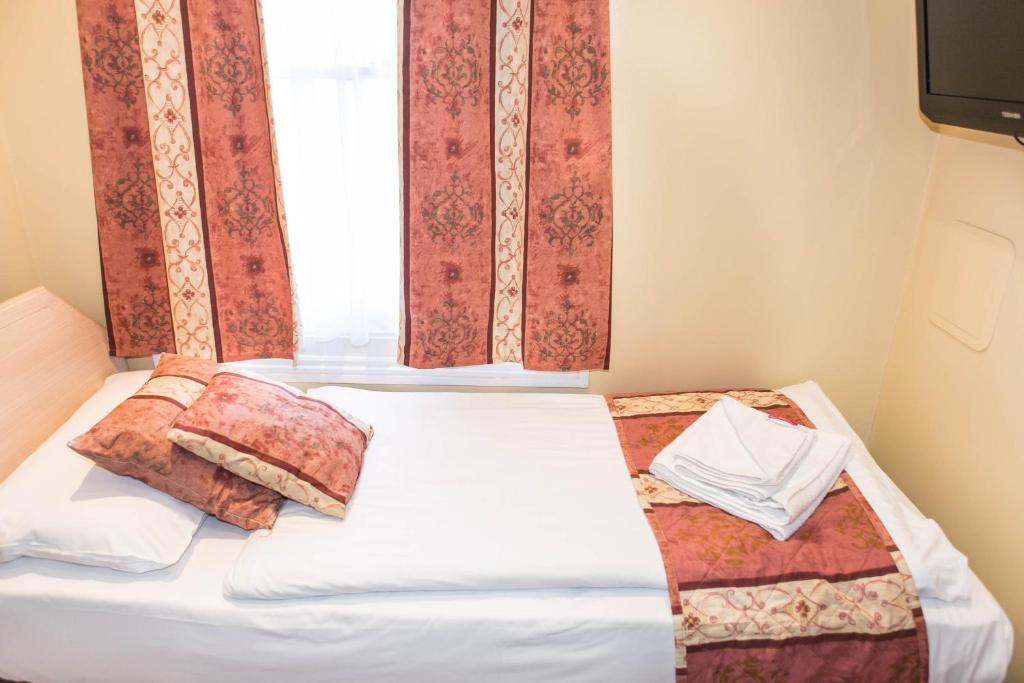 Postel nebo postele na pokoji v ubytování Shakespeare Hotel
