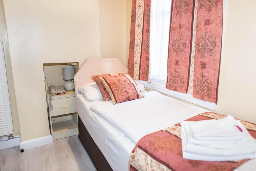 Postel nebo postele na pokoji v ubytování Shakespeare Hotel