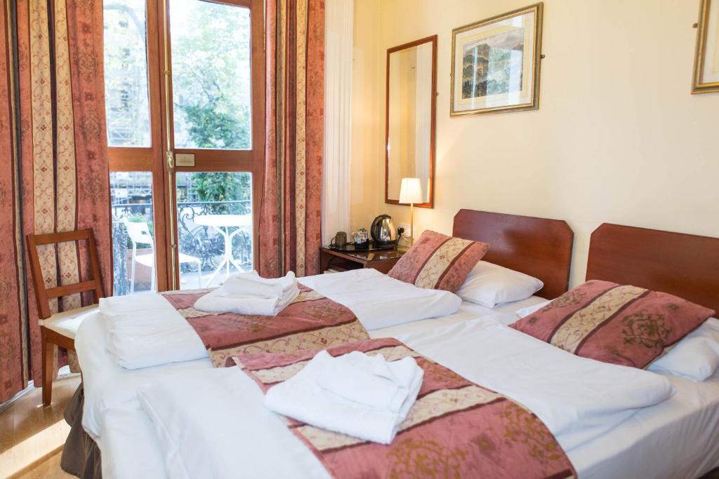 Postel nebo postele na pokoji v ubytování Shakespeare Hotel
