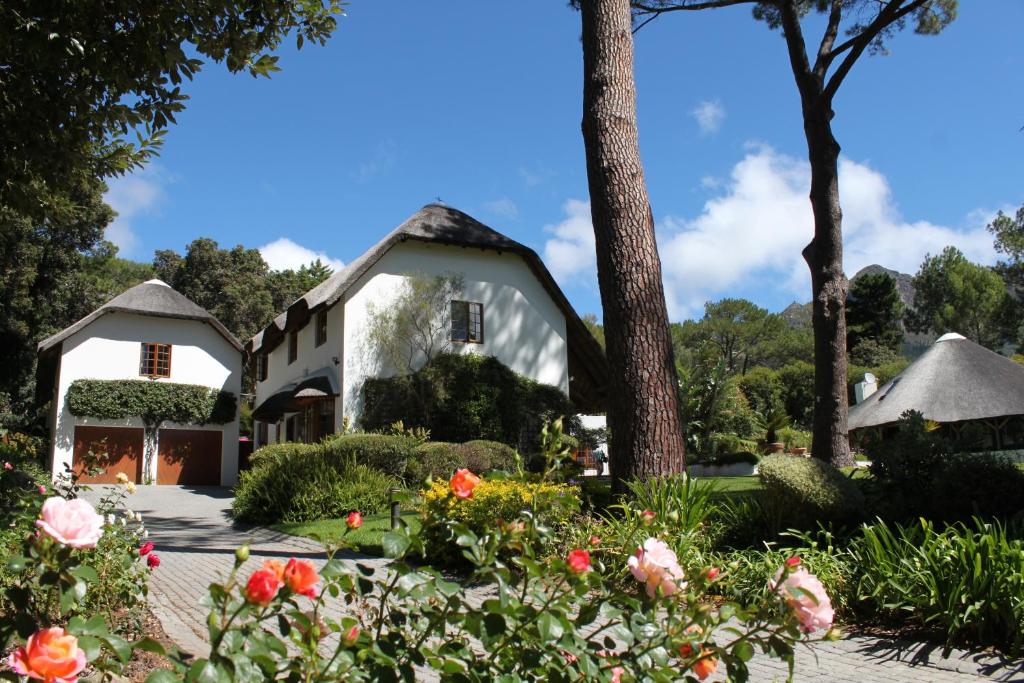 a house with a garden in front of it at Plotsklaps Self Catering Cottage in Tokai