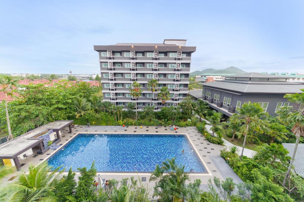 una vista aérea de un hotel con piscina en Eastpana Hotel - SHA Extra Plus, en Si Racha