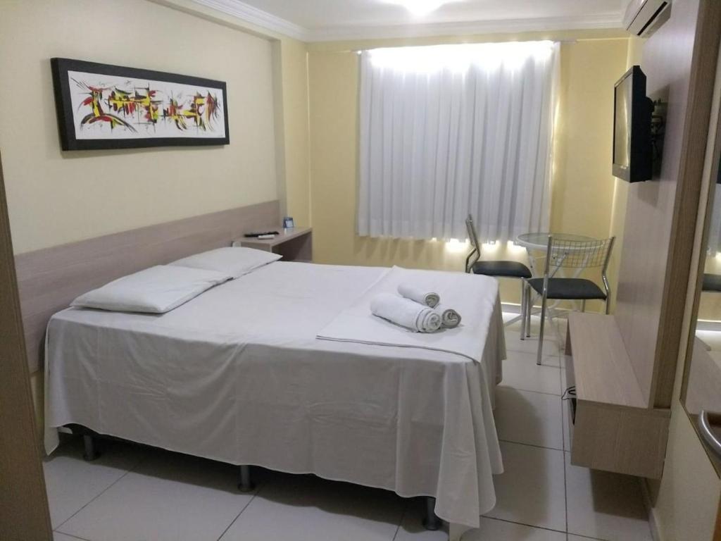 - une chambre avec un lit et 2 serviettes dans l'établissement Israel Flat Tambaú Apt 418 - Cobertura Duplex com Piscina Privativa, à João Pessoa