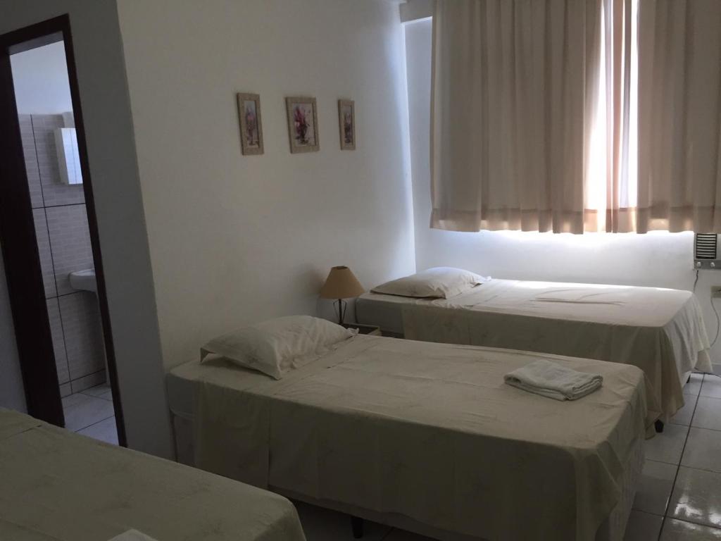 Postel nebo postele na pokoji v ubytování Grand Prix Hotel