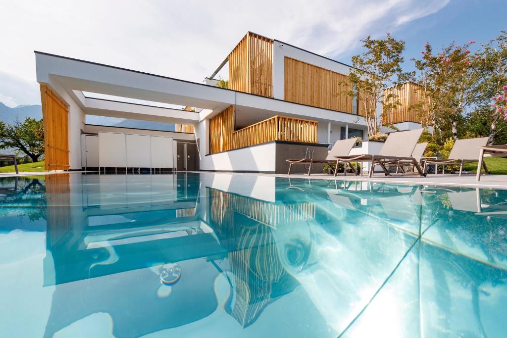 uma piscina em frente a uma casa em ALEA - Garda Lake Suite em Arco