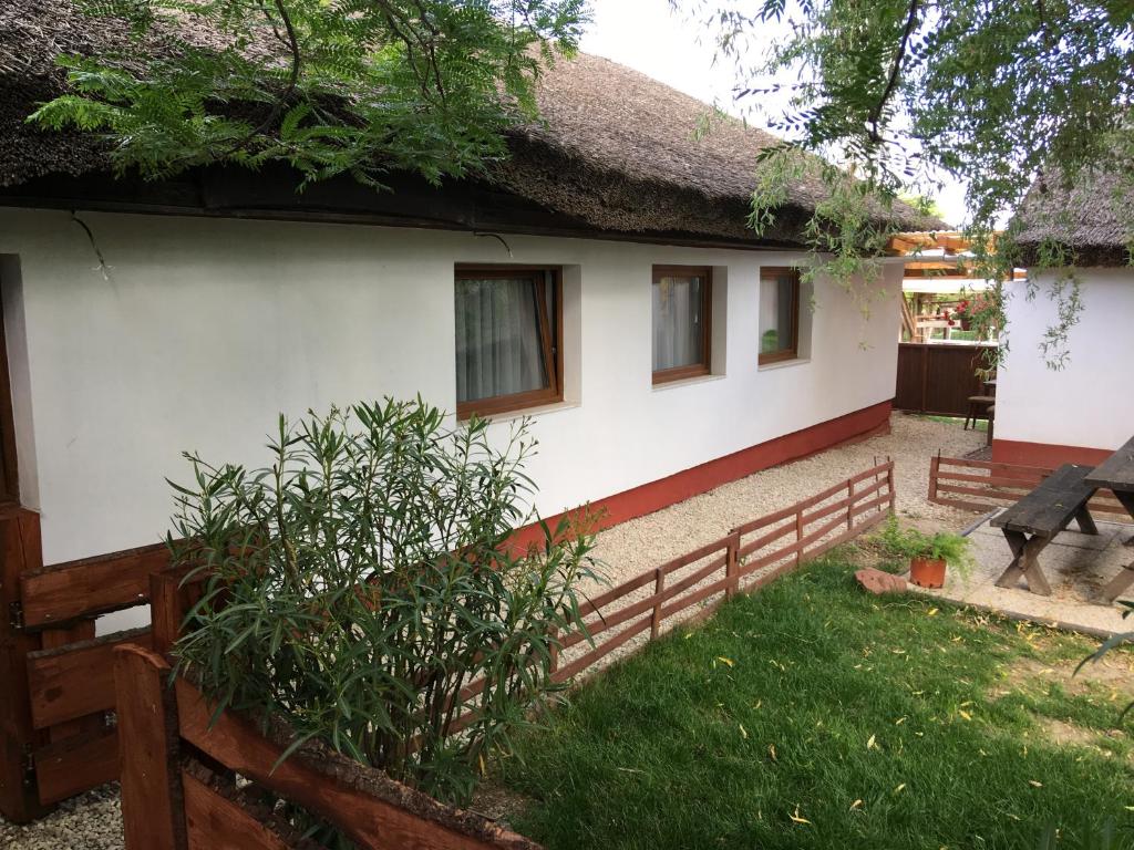 Vonkajšia záhrada v ubytovaní Balatonkenesei Nádfedeles Lovas Vendégház