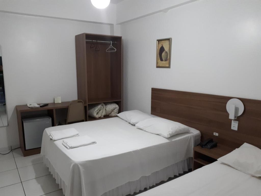 Postel nebo postele na pokoji v ubytování Grand Prix Hotel