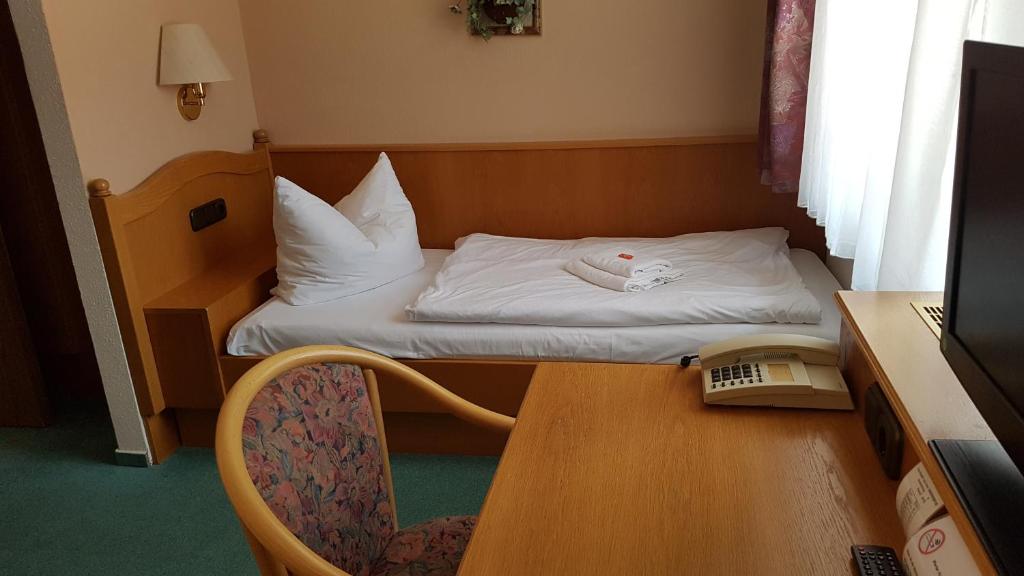 Postel nebo postele na pokoji v ubytování Hotel Sachsenhof