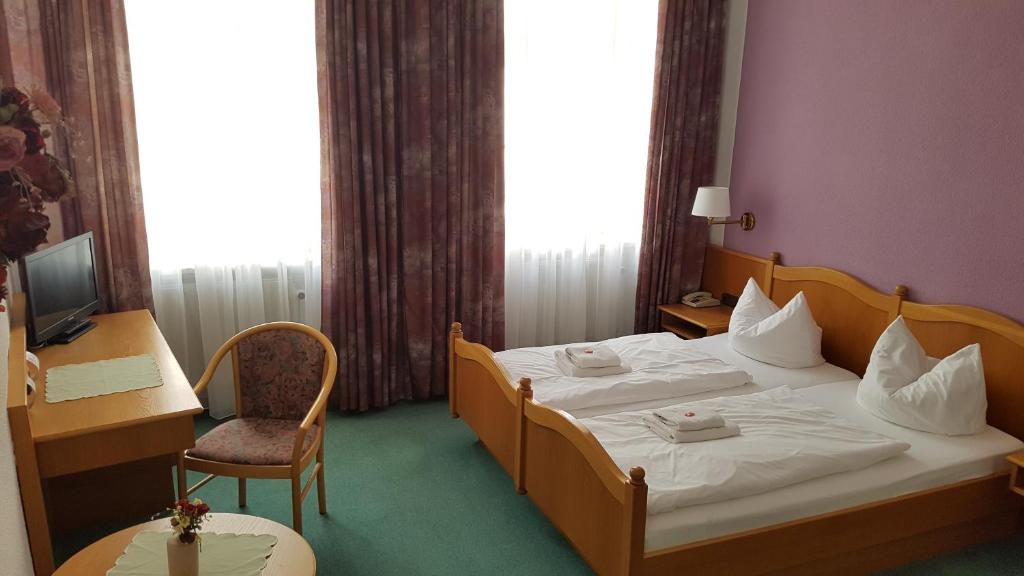 Postel nebo postele na pokoji v ubytování Hotel Sachsenhof