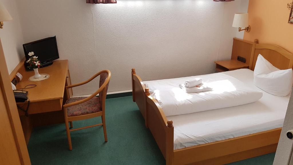 Postel nebo postele na pokoji v ubytování Hotel Sachsenhof