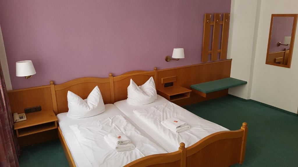 Postel nebo postele na pokoji v ubytování Hotel Sachsenhof