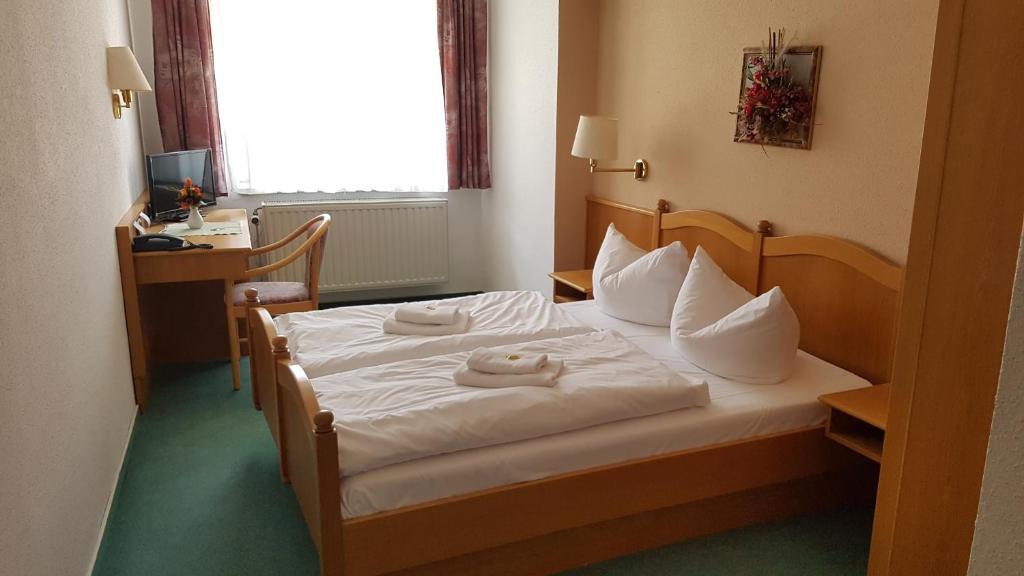 Postel nebo postele na pokoji v ubytování Hotel Sachsenhof