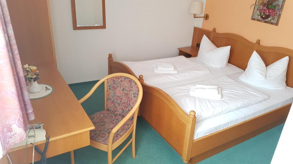Postel nebo postele na pokoji v ubytování Hotel Sachsenhof