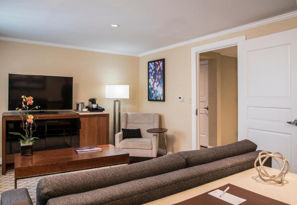 TV a/nebo společenská místnost v ubytování The Warwick Hotel Rittenhouse Square Philadelphia