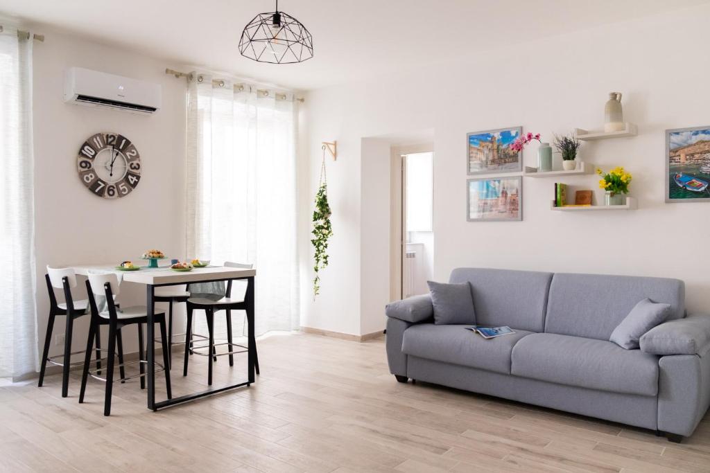 a living room with a couch and a table at Vasa Vasa Home in Palermo