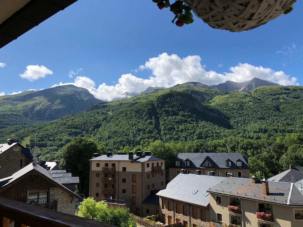 Vistas a una ciudad con montañas en el fondo en Duplex para 12 Panticosa, en Panticosa