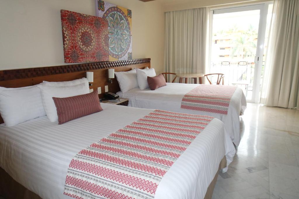 Postel nebo postele na pokoji v ubytování Sunscape Puerto Vallarta Resort