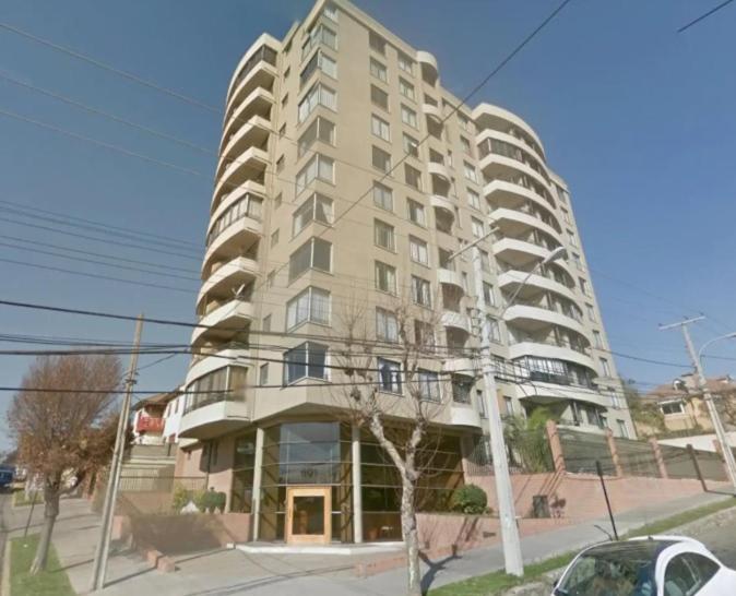 a large apartment building on the corner of a street at Departamento Viña del mar in Viña del Mar