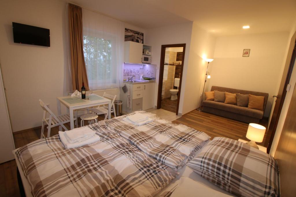 Posteľ alebo postele v izbe v ubytovaní Szent Iván Apartman