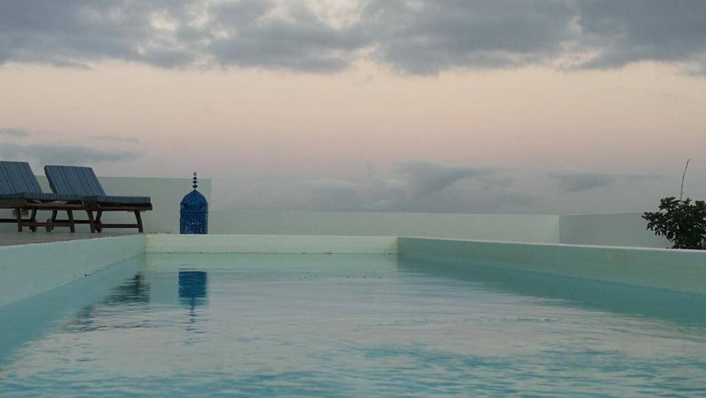 een zwembad op het dak van een gebouw bij Casa Galana in Punta de Mujeres