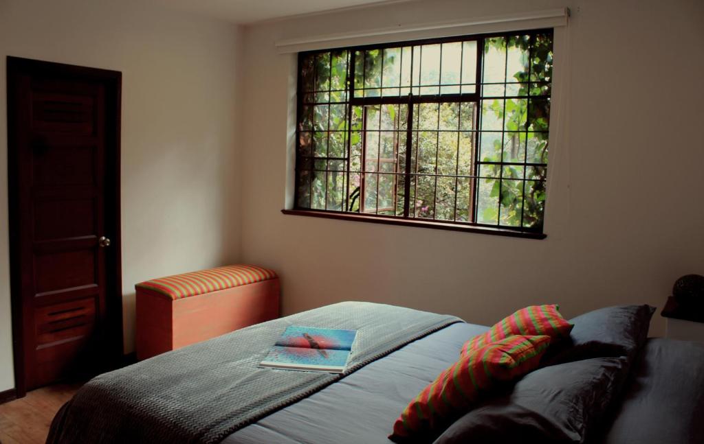 1 dormitorio con cama y ventana en Magdalena Guest House, en Bogotá