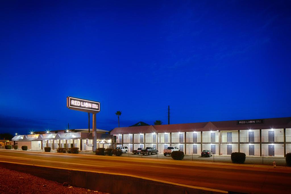 budynek z znakiem przed nim w nocy w obiekcie Red Lion Inn & Suites Tucson Downtown w mieście Tucson