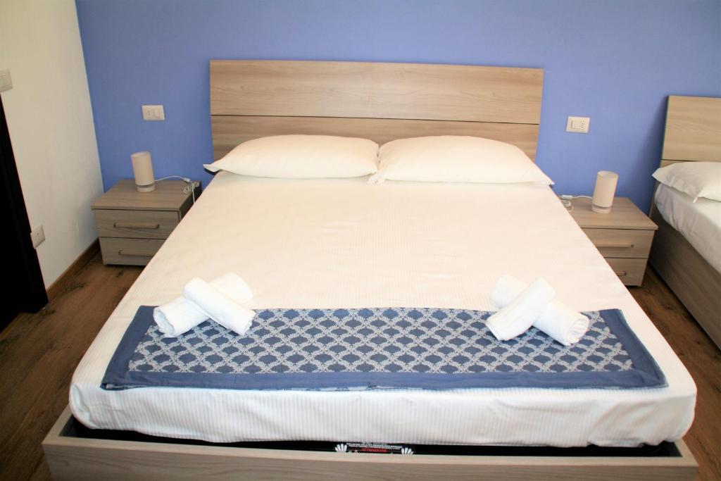 um quarto com uma cama grande e 2 almofadas em LE COLONNE MILANO em Milão