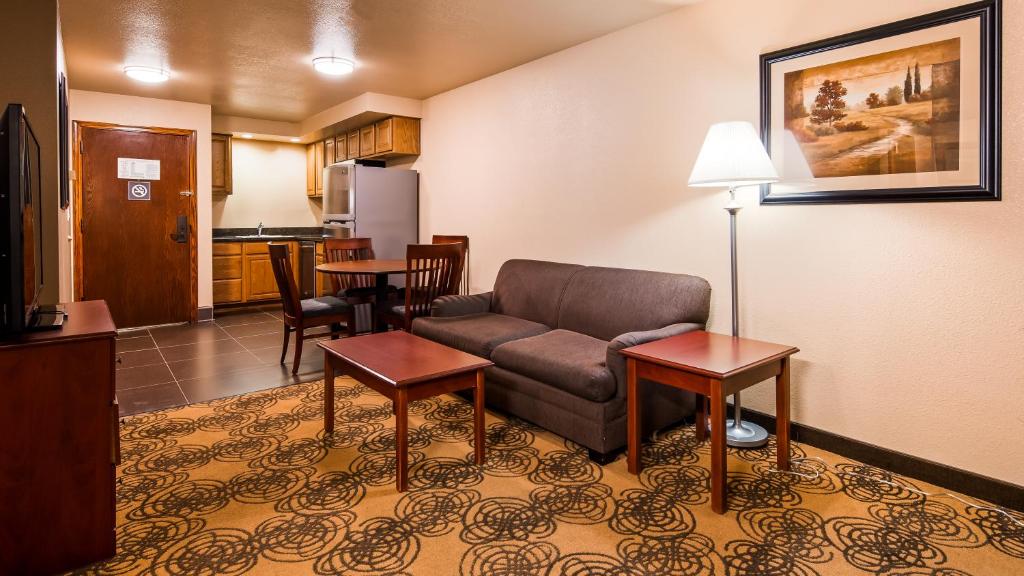 Kuchyň nebo kuchyňský kout v ubytování Best Western Elko Inn