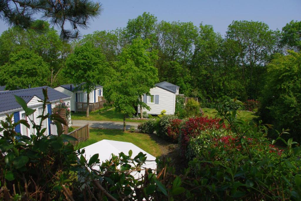 a view of a house from the garden at Camping Le Domaine Des Jonquilles in Saint-Alban