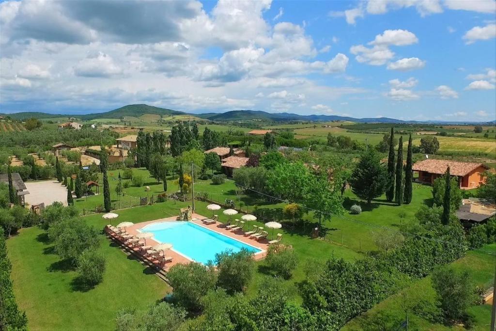 ペーシャ・ロマーナにあるAgriturismo Poggio Di Maremmaのスイミングプール付きのヴィラの空中ビュー