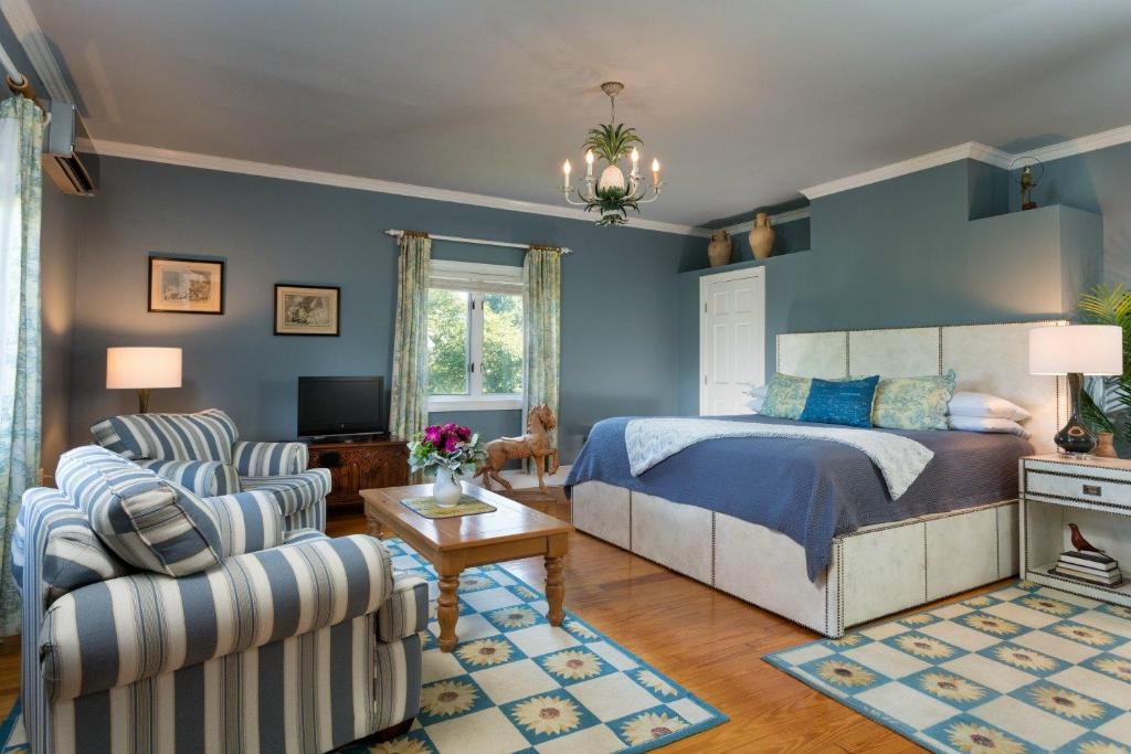 L'Auberge Provencale Inn & Restaurant - Queen Room (Renoir)