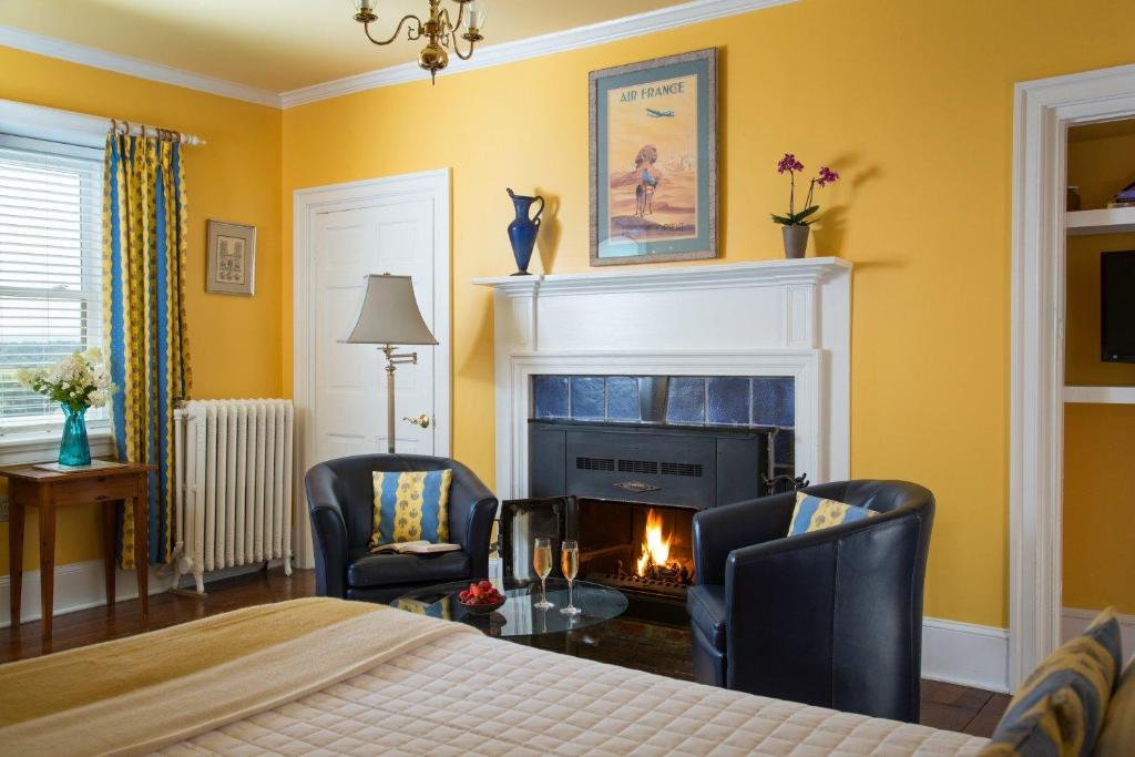 L'Auberge Provencale Inn & Restaurant - Queen Room (Monet)