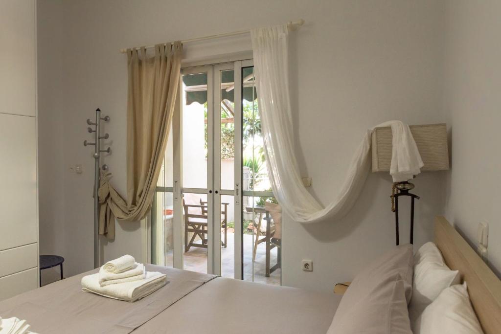 Llit o llits en una habitació de Comfy Kourouta Apartment & Suite