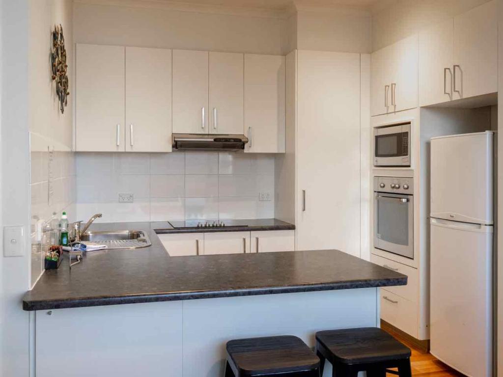 A kitchen or kitchenette at Riverside Apartments Melbourne (formerly Best Western Riverside Apartments)
